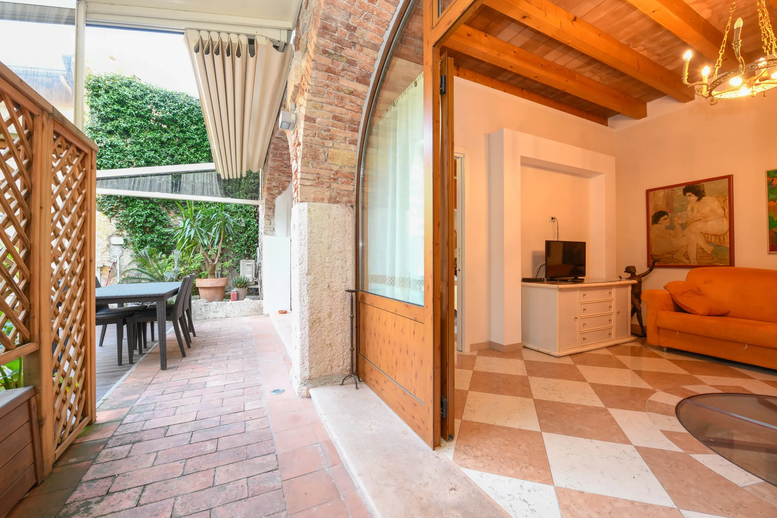 Appartamento Patio con Patio coperto, Idromassaggio & Accesso privo di barriere a San Felice del Benaco